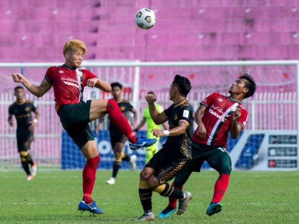 Pemain Kelantan FC, Natanael Siringo Ringo (dua, kanan) mengasak pemain Kelantan United FC, Yuki Tanigawa (kiri) pada perlawanan Liga Premier di Stadium Sultan Muhammad IV. - Foto Bernama
