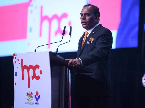 Saravanan menyampaikan ucapan sempena Majlis Perasmian HRDF Placement Centre (HPC) di Pusat Konvensyen Kuala Lumpur pada Selasa. - Foto Bernama