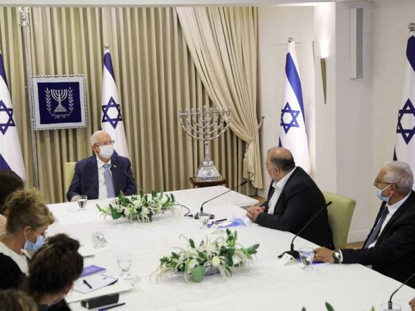 Pemimpin parti politik di Israel menyertai perundingan bersama Rivlin di kediaman rasmi presiden untuk memilih calon yang akan ditugaskan untuk membentuk kerajaan baharu. - Foto: AFP