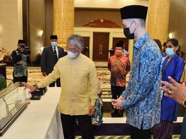 Al-Sultan Abdullah dipersembahkan raket digunakan Zii Jia yang menjuarai saingan Seluruh England bulan lalu ketika majlis di Istana Negara pada Selasa. Foto Bernama