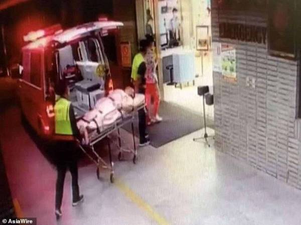 Huang dikejarkan ke hospital untuk menerima rawatan. - Foto AsiaWire