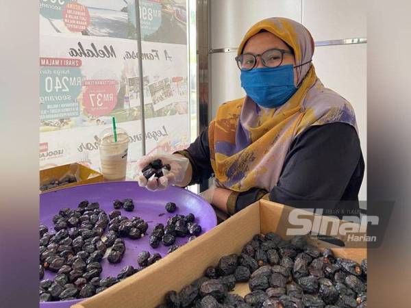 Proses pemilihan kurma Ajwa sebelum proses pembungkusan dilakukan.