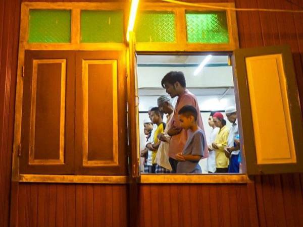 Jemaah menunaikan solat sunat tarawih di sebuah surau di Kampung Ladang Titian pada 2019.