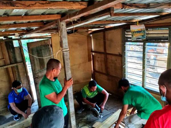 Peserta terlibat membaikpulih dalam rumah dua beradik di Kampung Buntut Pulau,Temerloh pada Selasa