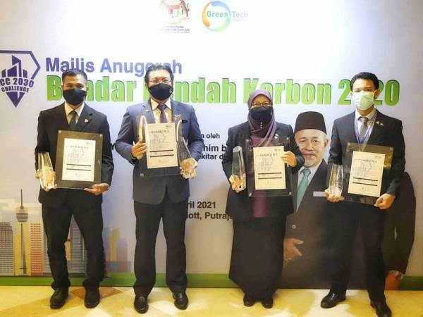 Empat anugerah dirangkul MDHS pada Majlis Anugerah Bandar Rendah Karbon 2020 yang diadakan pada Selasa.