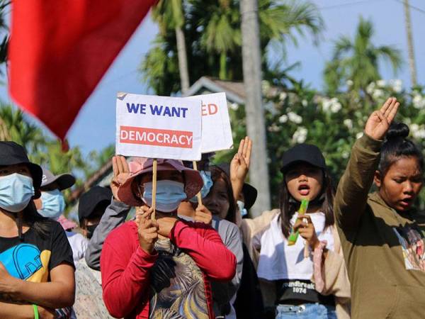 Kumpulan antijunta menunjukkan simbol hormat tiga jari sambil melaungkan slogan menuntut demokrasi ketika demonstrasi di daerah Dawei. - Foto: AFP