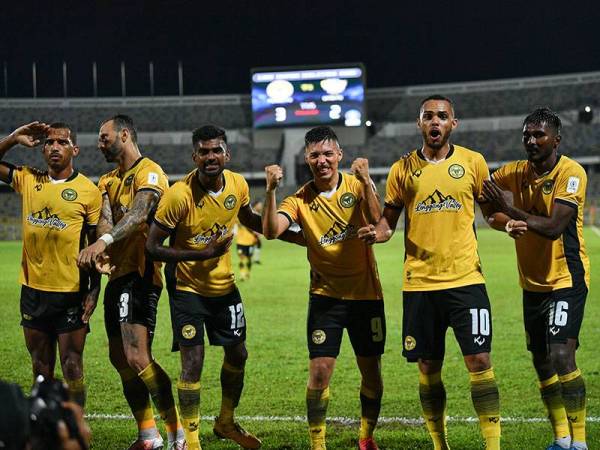 Pemain Perak FC meraikan gol ketika menentang UITM FC pada saingan Liga Super di Stadium Perak malam ini. - Foto Bernama