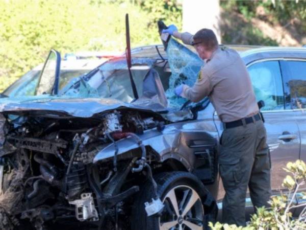 Keadaan SUV dipandu Tiger Woods yang terbabit dalam kemalangan jalan raya pada Februari lalu. - Foto AP