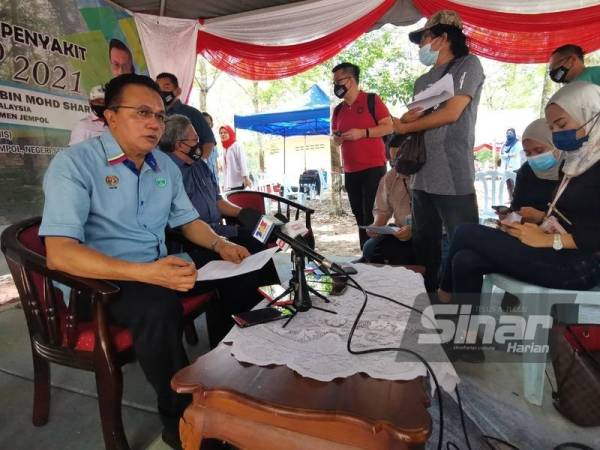 Salim pada sidang media selepas merasmikan Program Pekebun Kecil Makmur dan Pelancaran Gerakan Semburan Penyakit Pestalotiopsis di Ladang Tanaman Semula Berkelompok (TBS) Kampung Lonek pada Khamis.