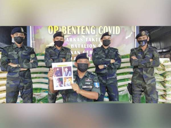 Nor Azizan (duduk) menunjukkan gambar Geng Nicky yang diedar kepada seluruh anggota yang bertugas mengawal sempadan Malaysia-Thailand di negeri ini menerusi Op Benteng Covid-19.