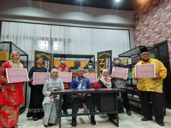 Mesran (duduk, tengah) bersama enam NGO yang menerima peruntukan sebanyak RM77,000 yang telah diluluskan JKKN pada Majlis Perasmian Perpustakaan JKKN Pahang di Kuantan pada Khamis.