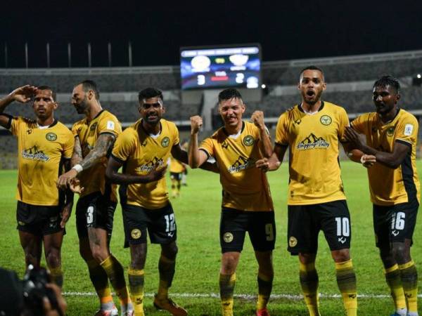 Barisan pemain Perak FC meraikan jaringan ketika menentang UiTM FC di Stadium Perak pada Rabu. -Foto Bernama