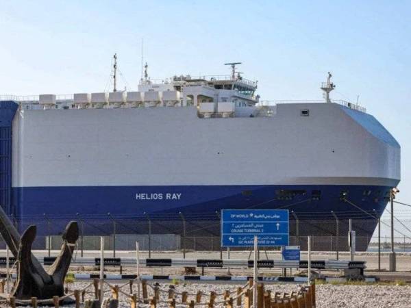 Kapal kargo milik Israel, MV Helios Ray rosak akibat letupan yang berlaku pada bahagian depannya di Teluk Oman pada 26 Februari lalu sehingga menyebabkan Iran dituduh melakukan insiden tersebut. - Foto AFP