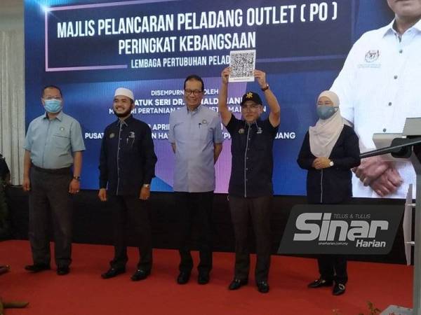 Ronald (dua dari kiri) melancarkan program Peladang Outlet di Kluang pada Khamis.