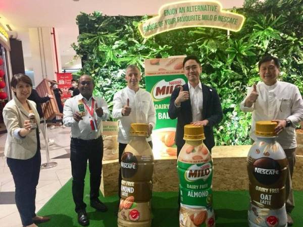 Dari kiri: April Wong, Kanthan, Juan, Daniel Teng dan Soi Ping pada majlis pelancaran Nestle Dairy Free di Jaya Grocer Starling Mall, Kuala Lumpur pada Khamis.