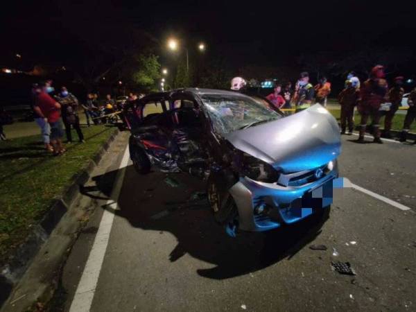 Kenderaan mangsa remuk di bahagian sisi dan hadapan. - Foto Ihsan polis