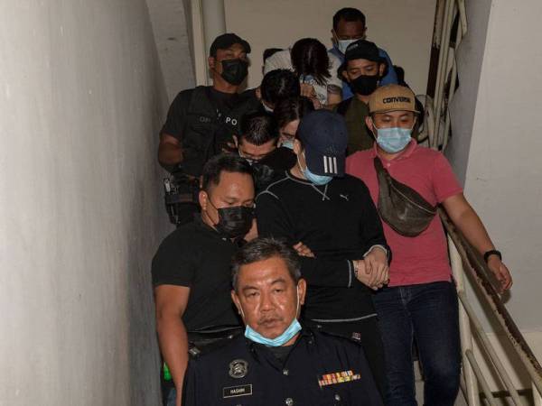 Sebahagian 14 individu termasuk empat warga China yang didakwa di Mahkamah Sesyen hari ini atas pertuduhan terbabit dalam kumpulan jenayah terancang 'Geng Nicky' diketuai ahli perniagaan dalam buruan, Datuk Seri Nicky Liow Soon Hee.
Bagaimanapun dalang utama yang juga Pengasas Winner Dynasty, Nicky Liow, 33, kini masih dalam buruan polis. - Foto Bernama