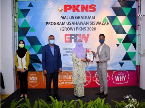 Siti Zubaidah menyampaikan cenderahati kepada salah seorang peserta program GROW 2020 pada majlis graduasi yang diadakan baru-baru ini.