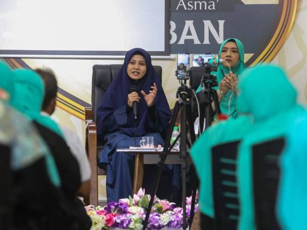 Asma (kiri) pada Majlis Pelancaran Semarak Ramadan@Anjung Bonda Nor di Bandar Prima Senawang, Seremban pada Jumaat.