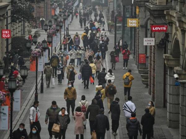 Laluan pejalan kaki di sekitar Wuhan kini sesak dengan orang ramai. - AFP