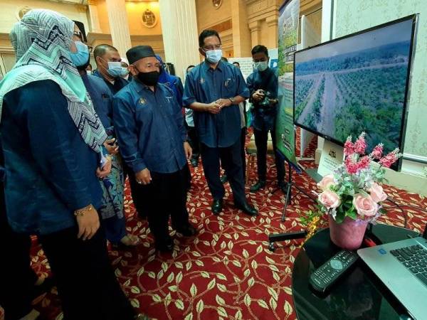 Tuan Ibrahim (tiga dari kiri) melawat ruang pameran sebelum merasmikan sambutan Melaka Bumi Lestari sempena Hari Air Sedunia, Hari Hutan Antarabangsa dan Hari Bumi peringkat negeri pada Jumaat. - Foto Bernama