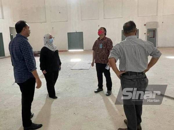 Sharifah Hazlina bersama jawatankuasa ketika melihat sendiri keadaan dewan sekolah berkenaan dalam lawatan pada 4 Mac lalu.