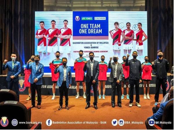 Mohamad Norza (depan, dua dari kiri) bersama Pengurus Negara Yonex Sunrise Malaysia, Deepu Kumar dan Pengarah Sunrise Sports Sdn Bhd, Datuk Kho Kai Hwa pada majlis penajaan di ABM di Bukit Kiara pada Jumaat. - Foto FB BAM