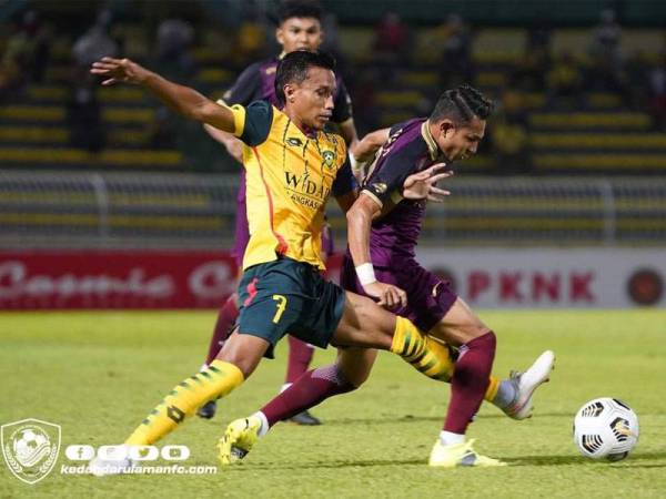 Mohamad Faisal (kanan) diasak oleh ketua pasukan Kedah, Baddrol Bakhtiar pada aksi Liga Super di Stadium Darul Aman pada Jumaat. - Foto ihsan KDA FC