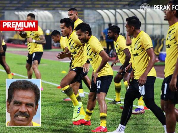 Barisan pemain Perak FC menampilkan tahap profesionalisme yang tinggi biarpun dibelenggu masalah tunggakan gaji ketika ini. - Foto FB Perak FC. (Gambar kecil: M Karathu)