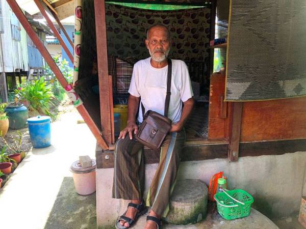 Ismail Yaacob, 61, yang tinggal bersendirian dalam sebuah bangsal bersebelahan rumah pusaka arwah ibu bapanya di Kampung Sungai Budor, Kota Bharu.