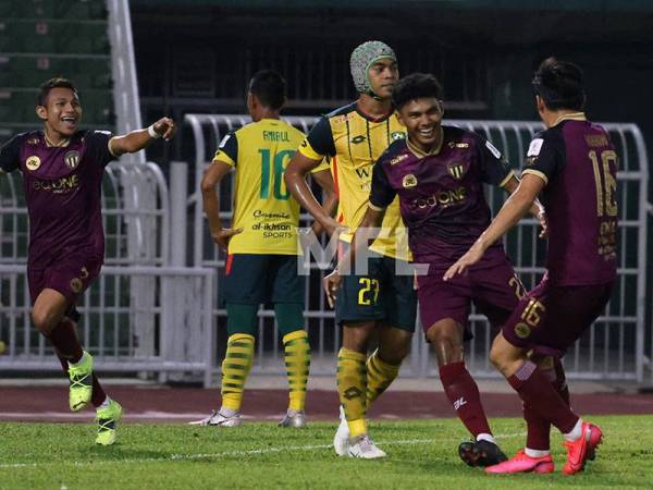 Pemain TFC meraikan gol kedua mereka untuk mengatasi KDA FC 2-1 di Stadium Darul Aman pada Jumaat. FOTO MALAYSIA FOOTBALL LEAGUE
