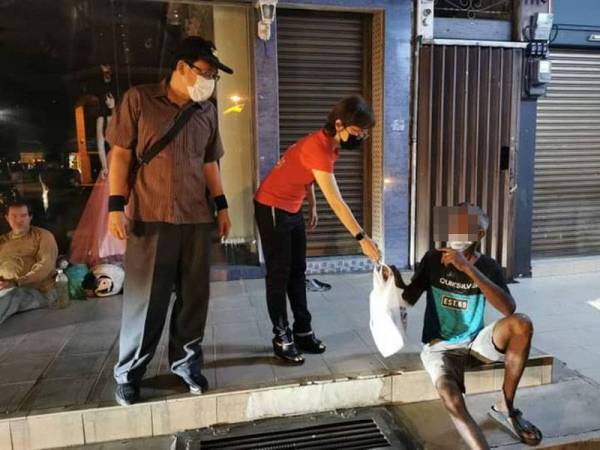 Pertubuhan bukan kerajaan (NGO) atau mana-mana individu dilarang mengagihkan sumbangan makanan kepada gelandangan secara terus di sekitar pusat bandar raya sepanjang Ramadan. Foto fail