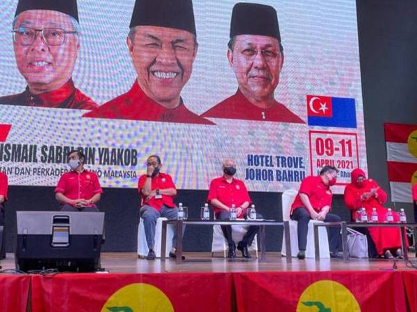 Ismail Sabri (tengah) sebelum merasmikan Program Bangkit 15 UMNO Negeri Johor di Hotel Trove, Johor Bahru pada Sabtu.