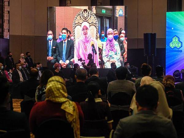 Raja Permaisuri Agong, Tunku Azizah Aminah Maimunah Iskandariah berkenan menyampaikan titah ucapan secara maya pada Majlis Pelancaran Perkeso 'Functional Adaptive Clothing' pada Sabtu. - Foto Bernama