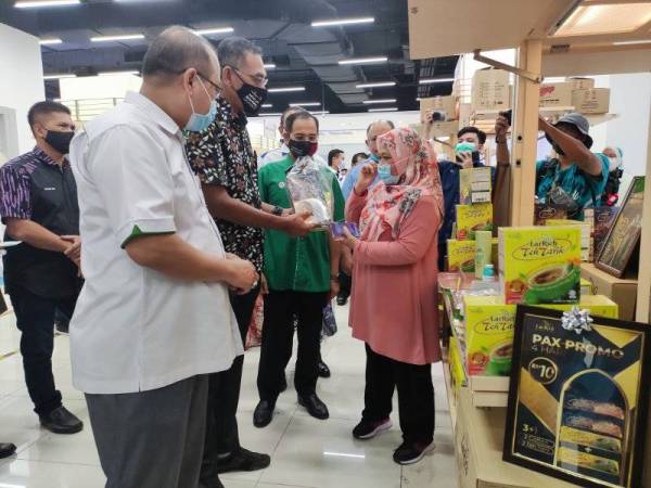 Rosol (tiga dari kiri) melihat barangan yang turut dijual usahawan sempena Program Jelajah Franchise Bay Peringkat Negeri Terengganu di KTCC Mall, di sini pada Sabtu.