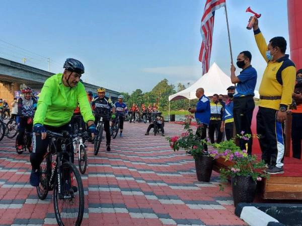 Mior Faridalathrash mengetuai Kayuhan Muhibbah Sempena Peringatan Hari Polis ke-214 yang berlangsung di Dataran Karai, Sungai Siput pada Sabtu.