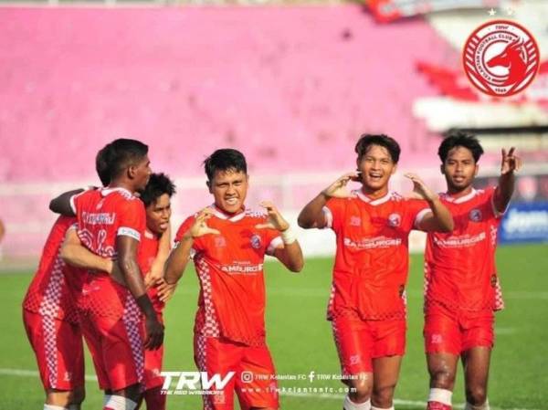 Pemain Kelantan FC meraikan jaringan Natanael semasa aksi menentang Kuching City pada saingan Liga Premier di Stadium Sultan Muhammad IV, Kota Bharu pada Sabtu. - Foto ihsan TRW Kelantan FC