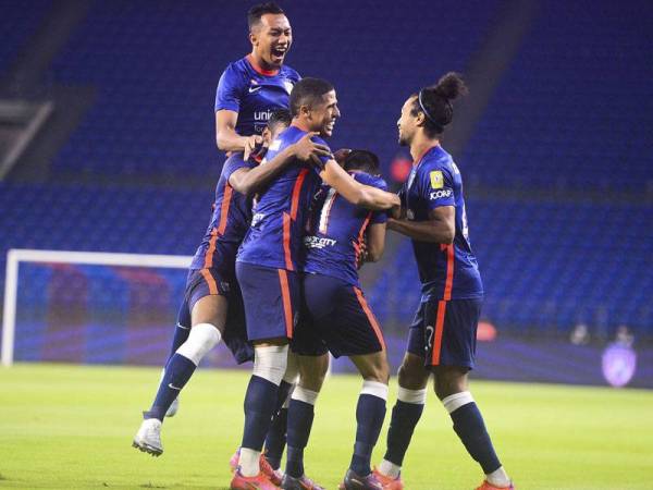 Pemain JDT meraikan jaringan ketiga tuan rumah ketika melayan kunjungan PJ City FC dalam saingan Liga Super di Stadium Sultan Ibrahim malam ini.  - Foto Bernama