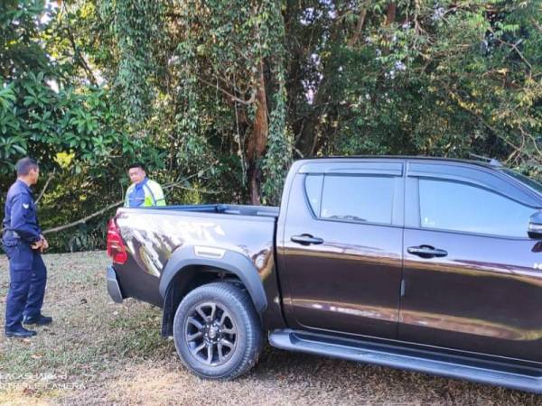 Kenderaan ditemui diparkir di tepi jalan selepas dipercayai dicuri penjenayah dari Bukit Sepanggar, Kota Kinabalu.