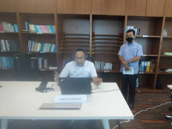 Awang meluangkan masa melihat sesi temu duga terbuka secara webinar sambil disaksikan Pengarah Perkeso Kedah, Mohammad Haron Othman pada Program Malaysia Prihatin: Jelajah Prihatin 50 Tahun Pertubuhan Keselamatan Sosial (Perkeso) di Wisma Perkeso di Alor Setar pada Ahad.