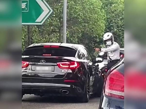 Rakaman anggota polis mengarahkan pemandu memberhentikan kereta sebelum suspek melarikan diri tular di laman sosial.