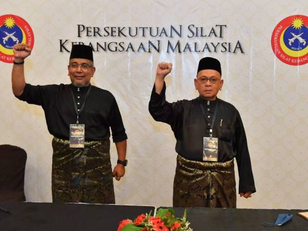 Megat Zulkarnain (kiri) meraikan pemilihannya sebagai Presiden Pesaka baharu manakala Md Sohaimi kekal sebagai timbalannya pada sidang media selepas Persidangan Tahunan Persekutuan Silat Kebangsaan Malaysia Ke-19 2020 pada Ahad. - Foto Bernama