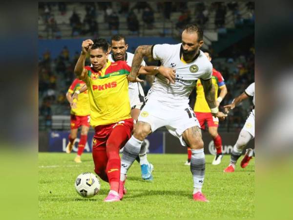 Pergerakan penyerang Perak, Guilherme De Paula dikawal ketat pertahanan Selangor pada perlawanan berkenaan. - Foto FB Selangor FC