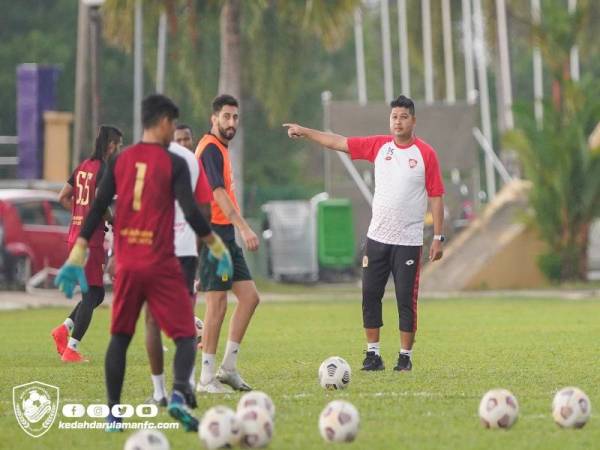 Aidil Sharin ketika mengendali sesi latihan KDA sebagai persediaan mengharungi perlawanan Liga Super. - Foto FB Kedah Darul Aman FC