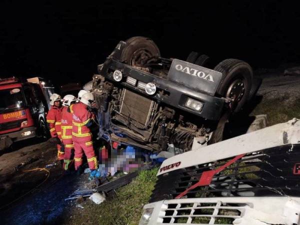 Anggota bomba dari BBP Bentong melakukan operasi mengeluarkan mangsa yang tersepit selepas terbabit kemalangan di KM43.4, KLK di sini pada malam Ahad