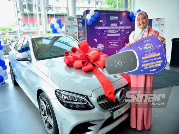 Sonita bergambar bersama kereta yang dimenangi beliau.. - Foto Sinar Harian ASRIL ASWANDI SHUKOR