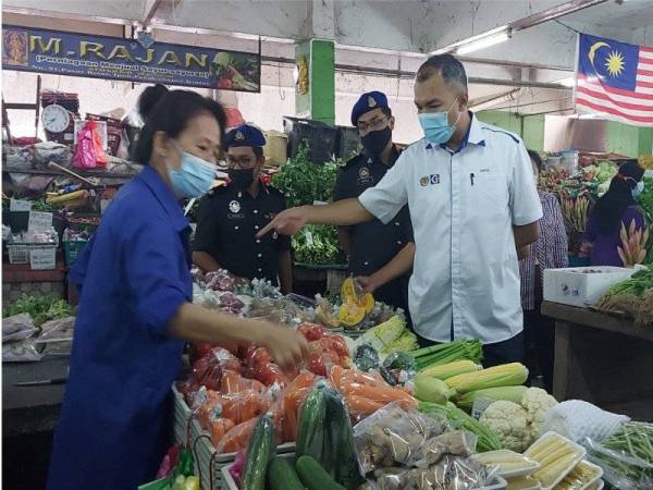 KPDNHEP Perak menjalankan pemeriksaan di bahagian penjualan sayur di Pasar Awam Besar Ipoh pada Isnin.