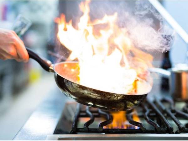 Orang ramai disaran masak di rumah bagi mengelak kesesakan di bazar Ramadan. - Foto 123RF