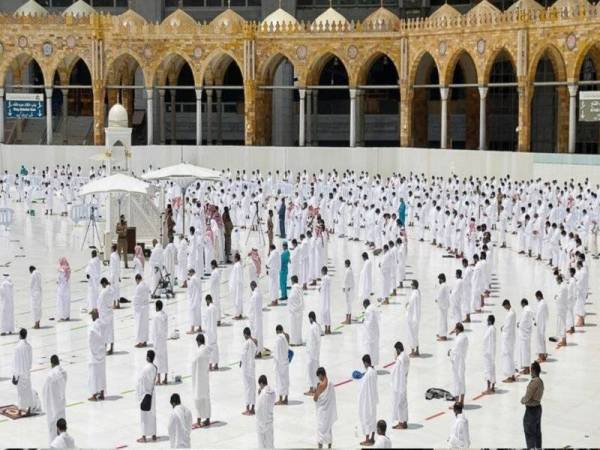 Para jemaah diminta mematuhi peraturan kesihatan Covid-19 yang ditetapkan sebagai usaha membendung penularan wabak tersebut. - Foto Agensi