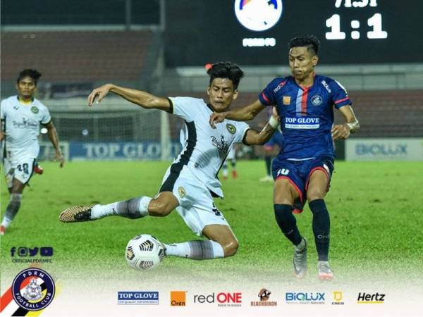 Antara aksi menarik pertemuan PDRM FC menentang Perak II pada Ahad. - Foto PDRM Football Club